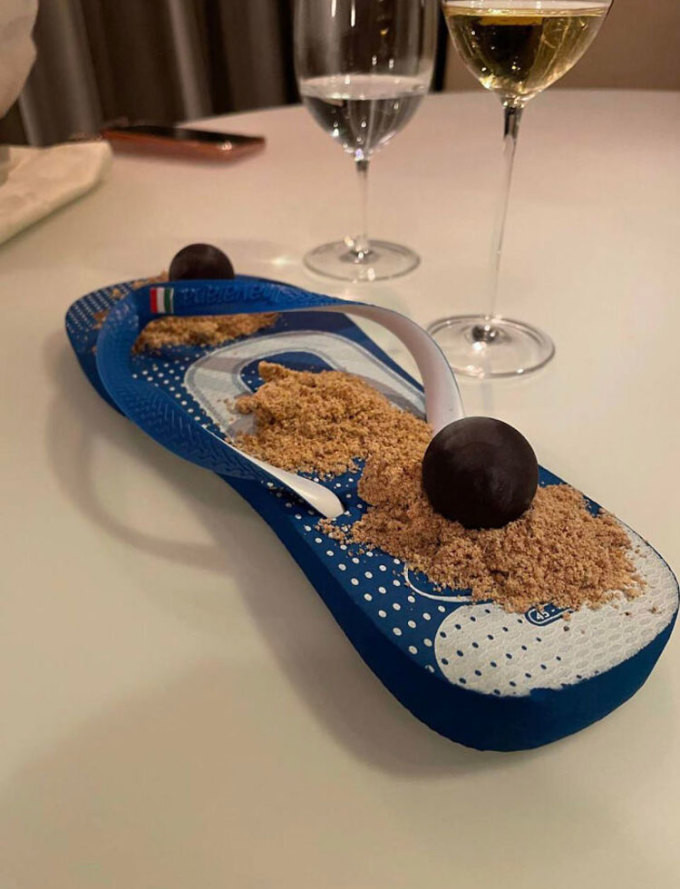 Liệu bạn có cảm giác ra sao khi ăn đồ ăn trên dép như vậy?