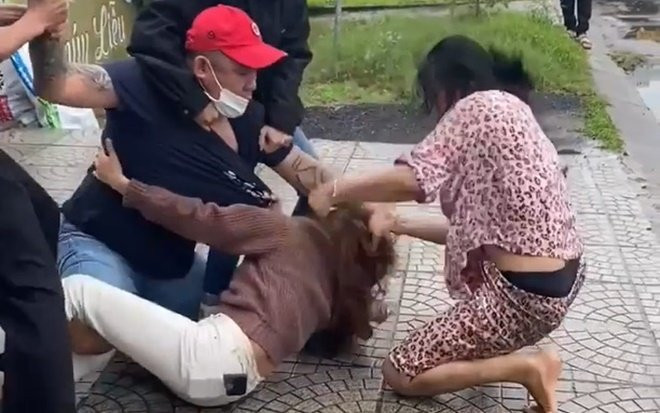 Clip: Cô gái bị nhóm người túm tóc, đánh ghen dã man trên quốc lộ 1 Ảnh 2