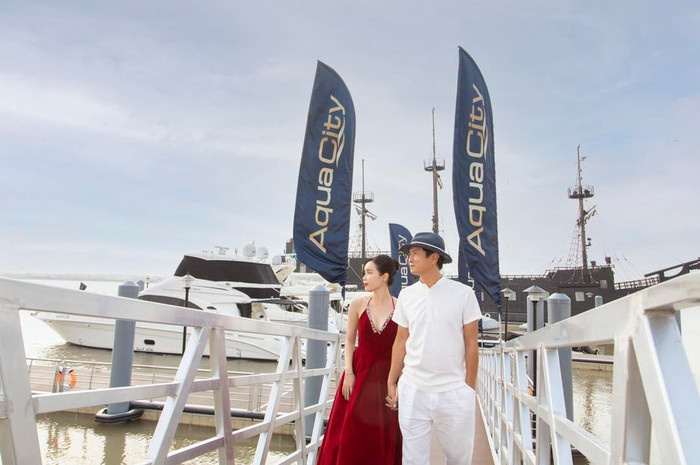  Ca sĩ Lưu Hương Giang vừa chia sẻ loạt ảnh cô và chồng là nhạc sĩ Hồ Hoài Anh dạo bước và tạo dáng cực 'chill' bên bến du thuyền cực sang.