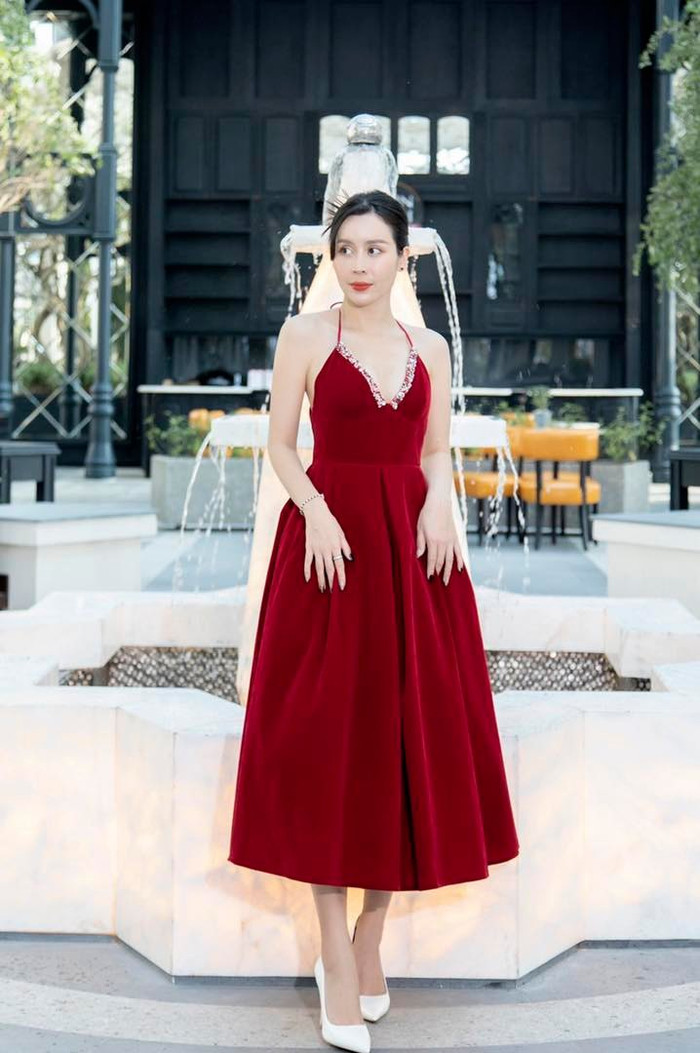 Bà xã Hồ Hoài Anh lên đồ 'chanh sả' dạo bước và tạo dáng bên bến du thuyền cực sang.