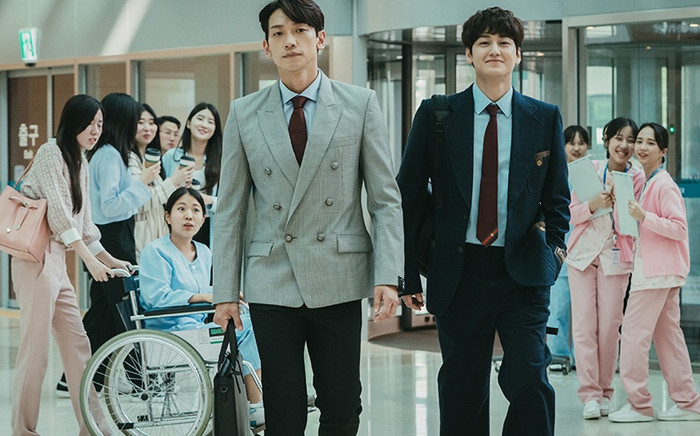 Bi Rain, Kim Bum trong 'bác sĩ ma' lên đồ đồng điệu, fan 'hú hét' 'đẩy thuyền' Ảnh 2