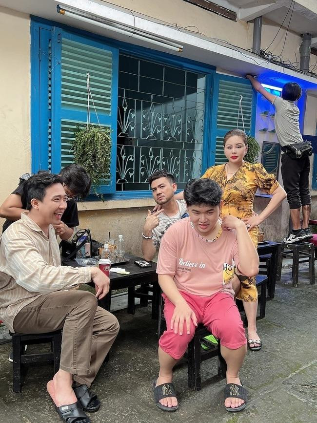 Trấn Thành buồn khi bị một số khán giả đăng ảnh, clip lậu về phim của anh lên mạng.