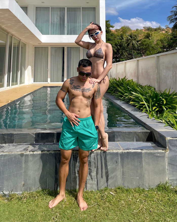 Tóc Tiên tung ảnh bikini gợi cảm bên ông xã, khoe body siêu nóng bỏng.