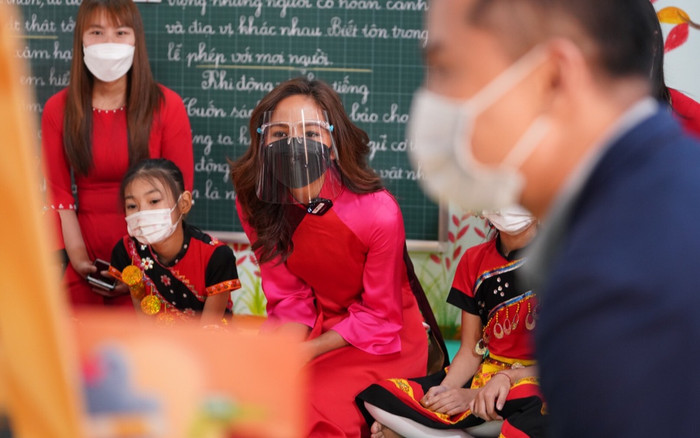 Hoa hậu H'Hen Niê như cô tiên áo dài đi từ thiện ngày cuối năm Ảnh 2