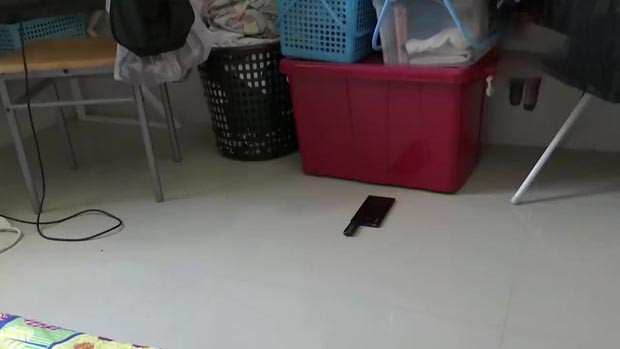 Đồ vật dưới thùng để đồ hóa ra là một chiếc máy quay lén có gắn sạc dự phòng. 