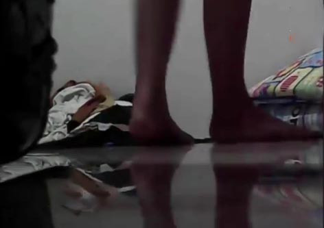 Góc quay của camera hướng thẳng vào giường của cô gái. 