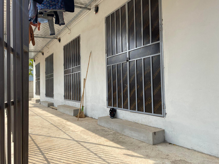 Bé gái sống cùng chị Nguyễn Thị L. (27 tuổi, mẹ A.) và người tình của mẹ tại xã Cần Kiệm, huyện Thạch Thất.