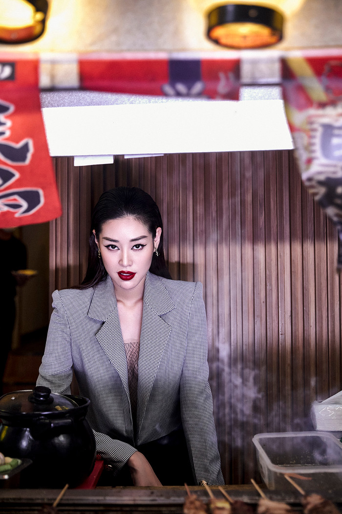 Hoa hậu Khánh Vân tiết lộ, cô và ê kíp đã tìm những ngỏ ngách đẹp ngay trung tâm quận 1 làm bối cảnh – nơi giao thoa giữa sự hiện đại phát triển và lưu giữ những minh chứng dòng chảy thời gian của thành phố.