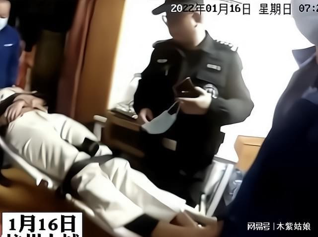 Người phụ nữ được cảnh sát giải cứu thành công. 