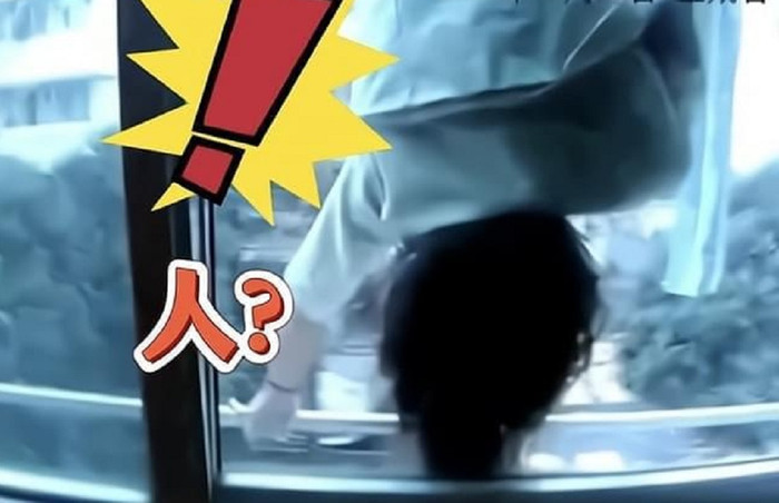 Người phụ nữ bị treo ngược bên ngoài cửa sổ tầng 4. 