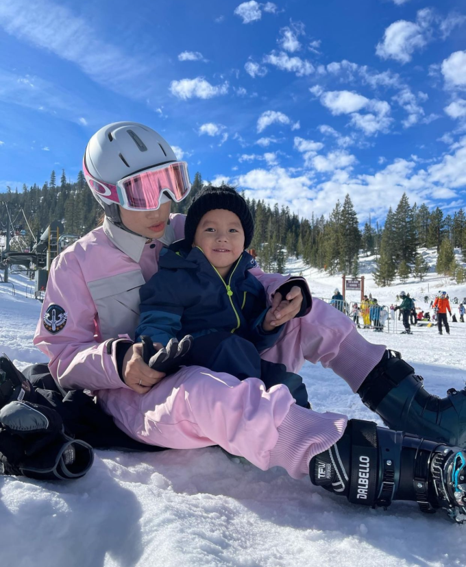 Hai mẹ con người đẹp cùng chụp ảnh kỷ niệm khi đi chơi tuyết.