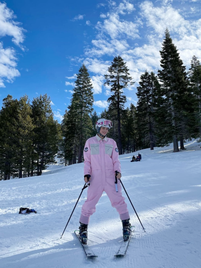 Từ khi sang Mỹ sinh con, Phạm Hương dành nhiều thời gian để chăm sóc gia đình và các con.