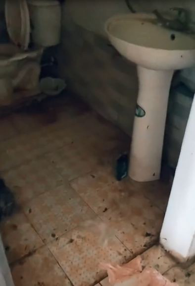 Nhà vệ sinh cáu bẩn như bị bỏ hoang từ lâu. 