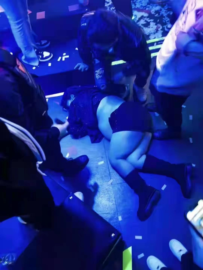 Cô gái say rượu nằm hớ hênh tại quán bar.