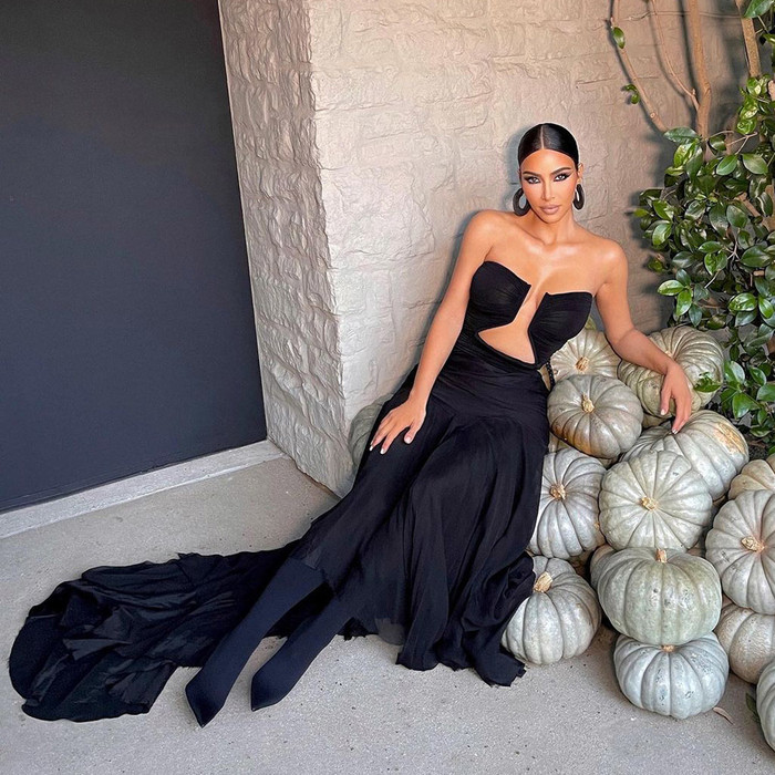 Kim Kardashian mặc váy có đường khoét ngực sâu trong đám cưới của Paris Hilton.