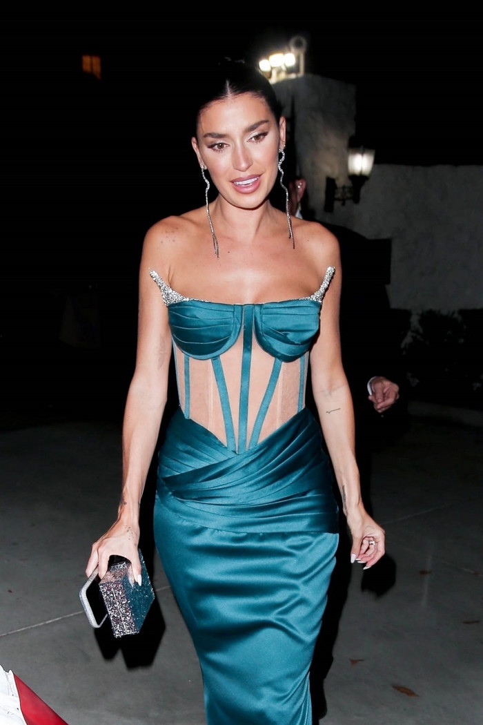 Ngôi sao truyền hình Nicole Williams cũng góp vui trong đám cưới Paris với một chiếc váy cúp ngực pha vải xuyên thấu.