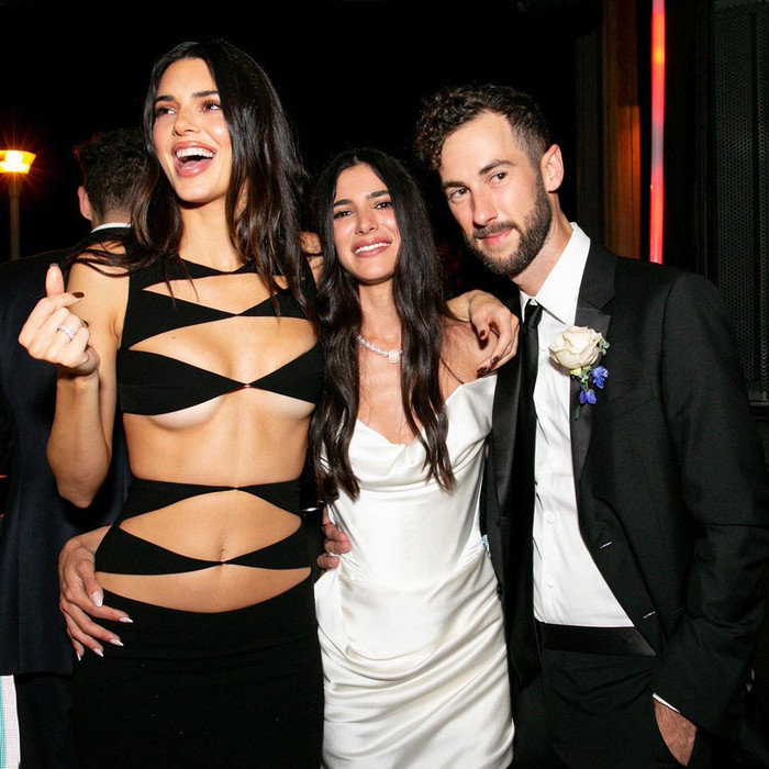 Kendall Jenner bị ném đá gay gắt vì mặc váy hở bạo đến đám cưới bạn thân. Trên Instagram, nàng mẫu nói rằng đã nhận được sự đồng ý của cô dâu trước khi mặc. 