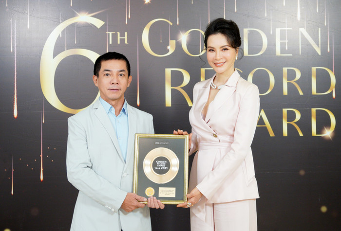 Mới đây, sau bao nỗ lực và cống hiến, MC Thanh Mai ghi điểm tuyệt đối khi diện bộ suit thanh lịch khoe nét đẹp sang trọng khi được vinh danh giải thưởng cao quý về hạng mục chăm sóc sức khỏe