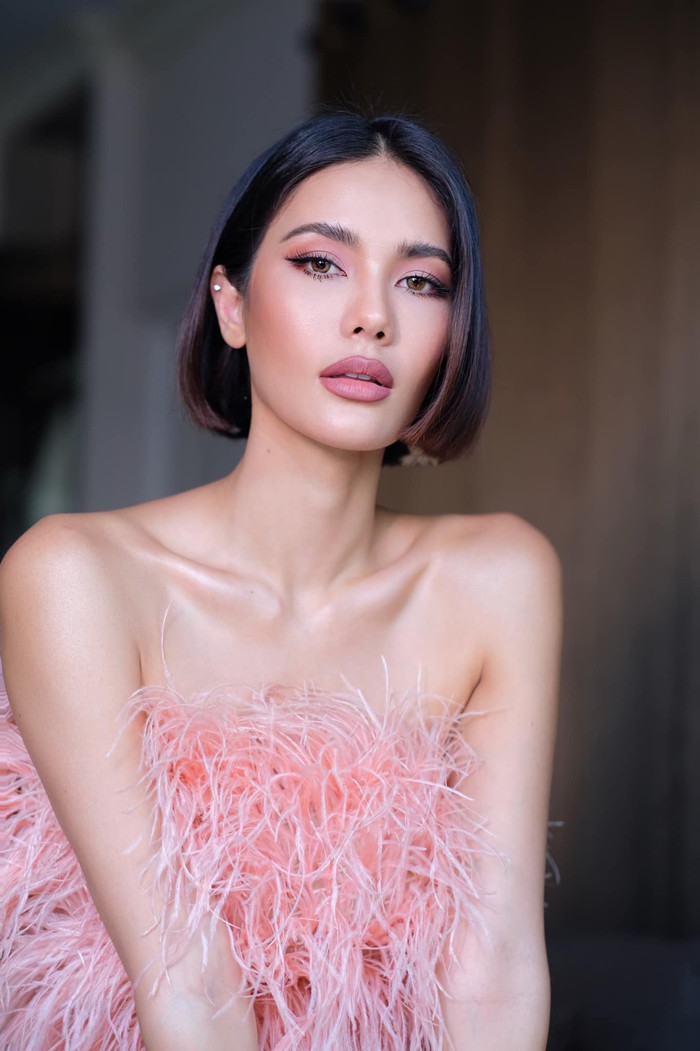 Bộ cánh lông vũ cúp ngực giúp cô nàng trở nên mong manh, ngoài ra còn khoe được cặp xương quai xanh quyến rũ