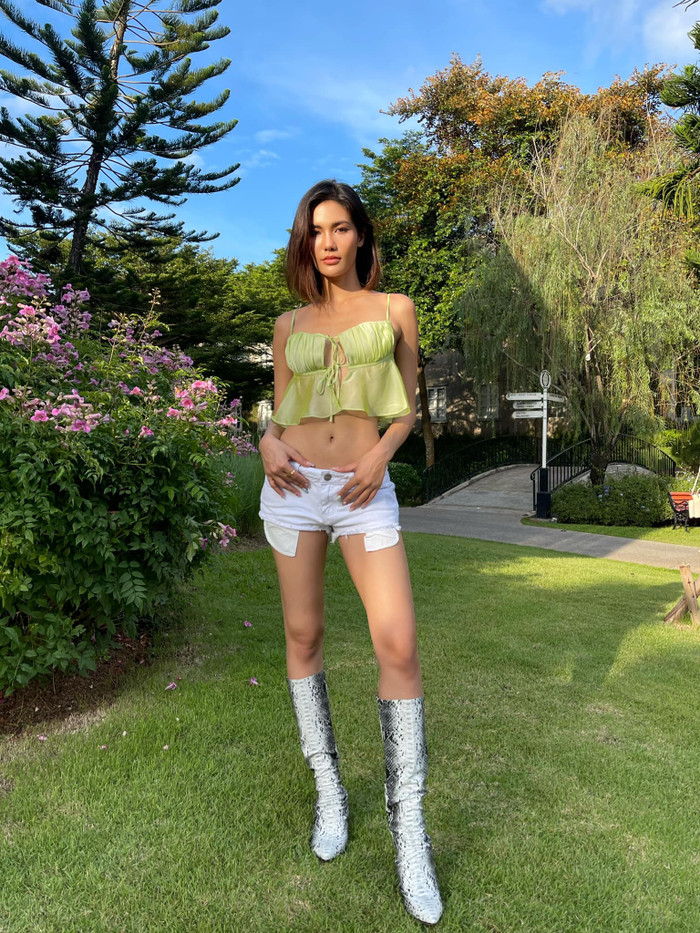 Áo hai dây mỏng manh kết hợp cùng quần jeans siêu ngắn