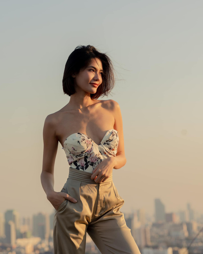 Chiếc áo cúp ngực sâu khoe cặp tuyết lê hững hỡ