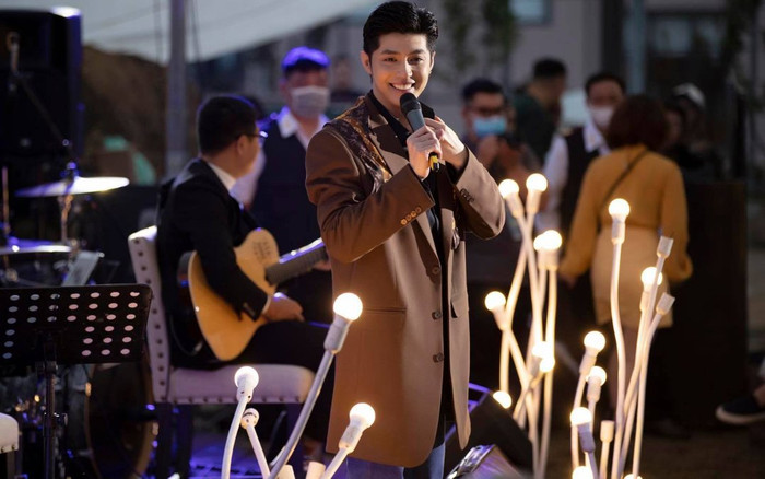 Noo Phước Thịnh gặp sự cố đầy cồng kềnh khi hát live: Hát một đường, nhạc đánh một nẻo Ảnh 2