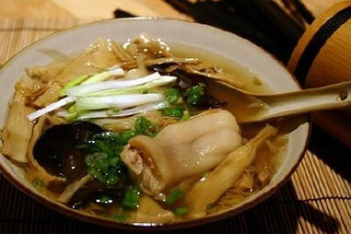 Canh măng là món ăn khoái khẩu của nhiều người trong dịp Tết.