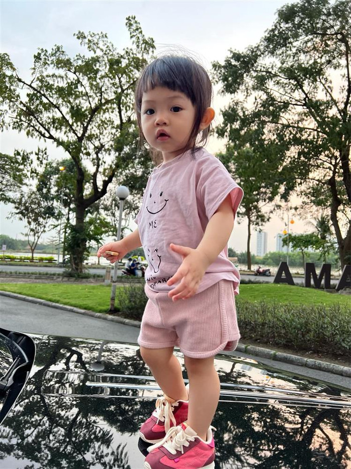 Suchin thích thú tạo dáng cho mẹ chụp ảnh