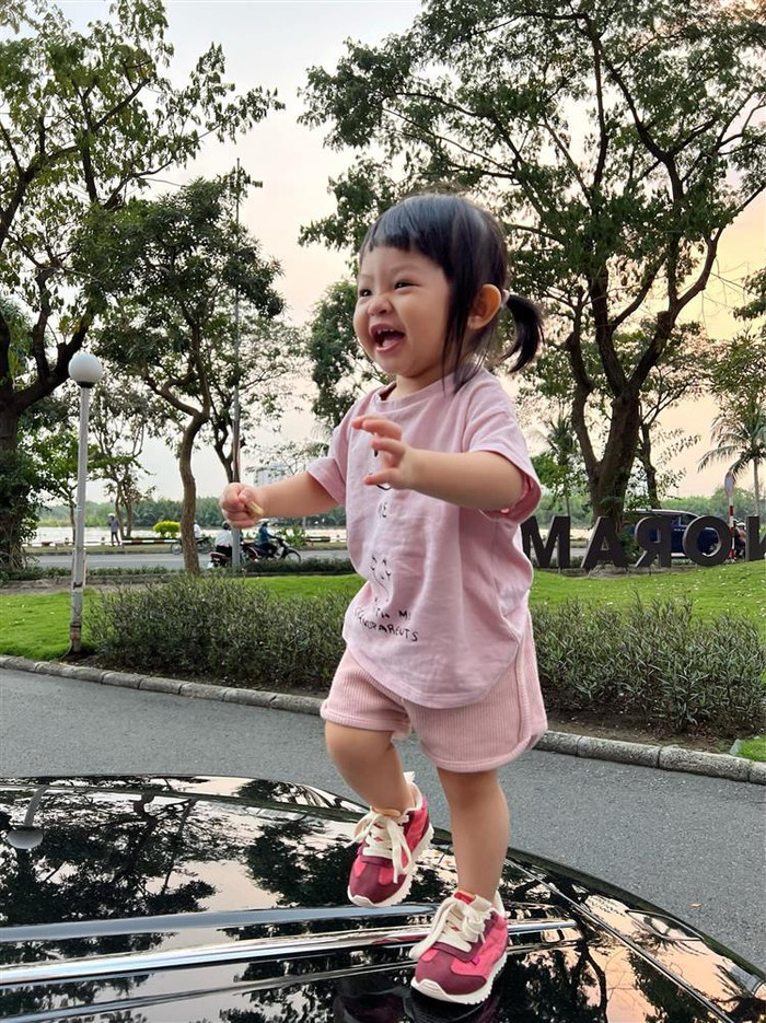 Suchin cười tươi thích thú