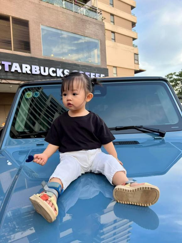 Ái nữ nhà Cường Đô La càng lớn càng đáng yêu