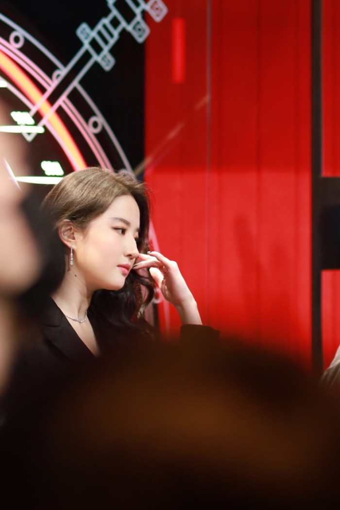 Lưu Diệc Phi 'gây náo loạn' tại sự kiện, khí chất ngút ngàn không khác gì nữ tổng tài quyền lực Ảnh 6