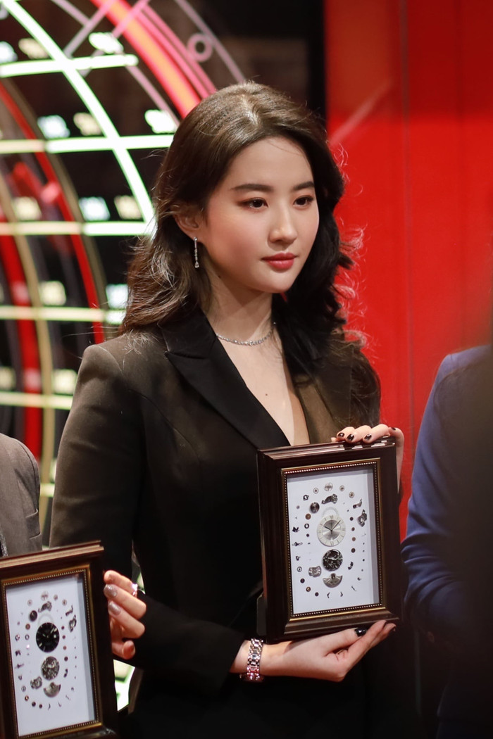 Lưu Diệc Phi 'gây náo loạn' tại sự kiện, khí chất ngút ngàn không khác gì nữ tổng tài quyền lực Ảnh 11