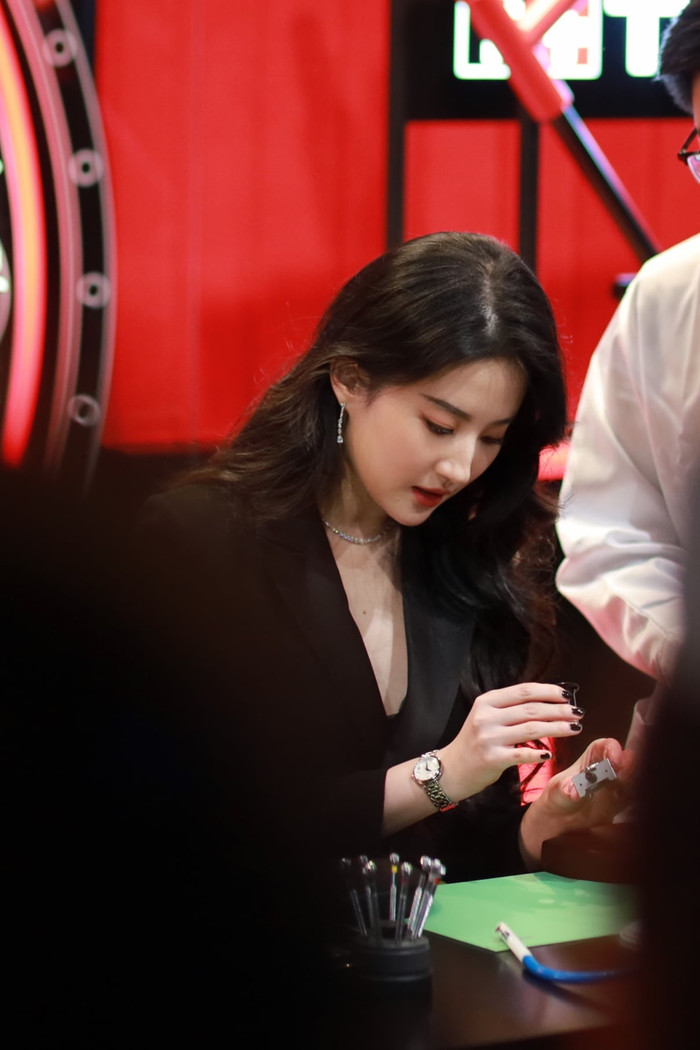 Lưu Diệc Phi 'gây náo loạn' tại sự kiện, khí chất ngút ngàn không khác gì nữ tổng tài quyền lực Ảnh 3