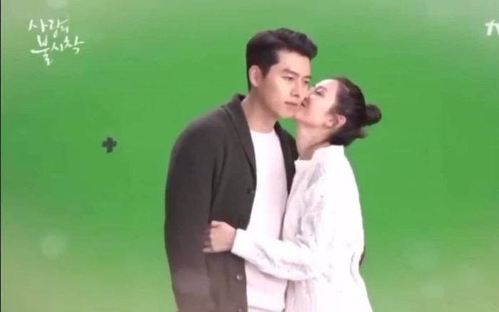 Hyun Bin - Son Ye Jin mặc đồ đôi dự sự kiện hậu công khai hẹn hò Ảnh 2