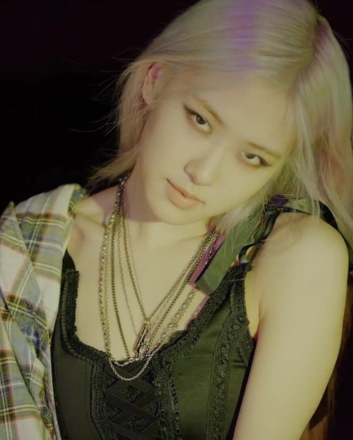 Jennie và Rosé mặc corset thuộc thương hiệu FANCì trong MV Lovesick Girls. Thiết kế Jade Corset mà Rosé mặc có giá khoảng 3,7 triệu VNĐ. 