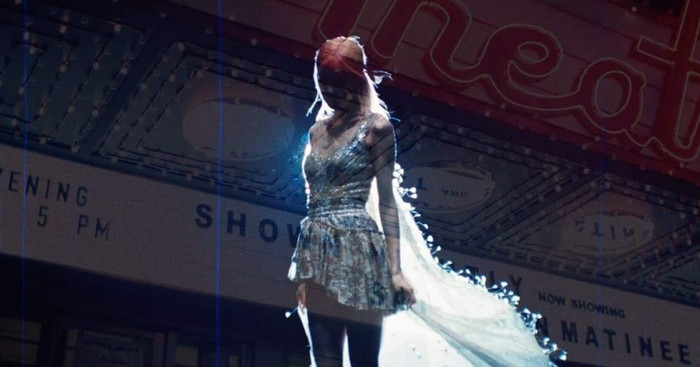 Trong MV On The Ground, Rosé (Blackpink) đã mặc thiết kế Feather-Embellished Cape And Bodysuit nằm trong BST Đi nhặt hạt sương nghiêng của NTK Nguyễn Công Trí. Bộ trang phục có giá 12.000 USD (276 triệu USD) và từng được ra mắt tại Tuần lễ Thời trang New York mùa Xuân-Hè 2020. 