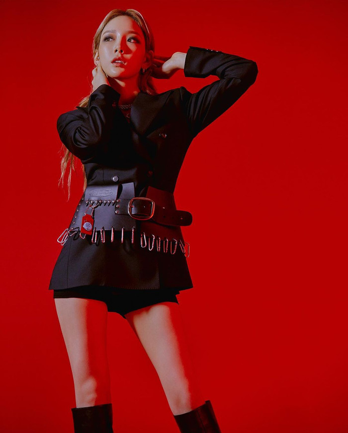 Chiếc blazer mà Taeyeon (SNSD) mặc trong MV Spark là một thiết kế của NTK thời trang gốc Việt Peter Do. 