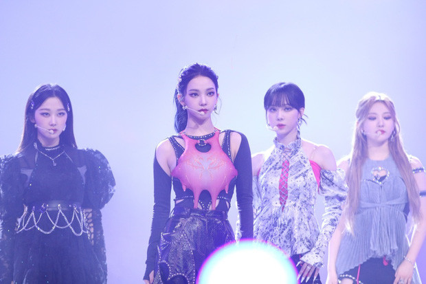 Tại đêm nhạc cuối năm MBC Gayo Daejejeon 2021 vào tối 31/12, aespa mặc một loạt trang phục thuộc thương hiệu La Lune của NTK Quách Đắc Thắng. Người hâm mộ tấm tắc khen sự độc đáo của các thiết kế rất phù hợp với bản hit Savage.