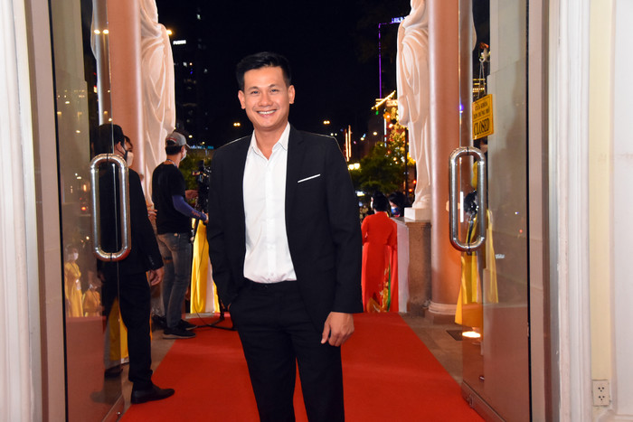 Diễn viên Võ Thành Tâm xuất hiện với trang phục vest lịch lãm. 