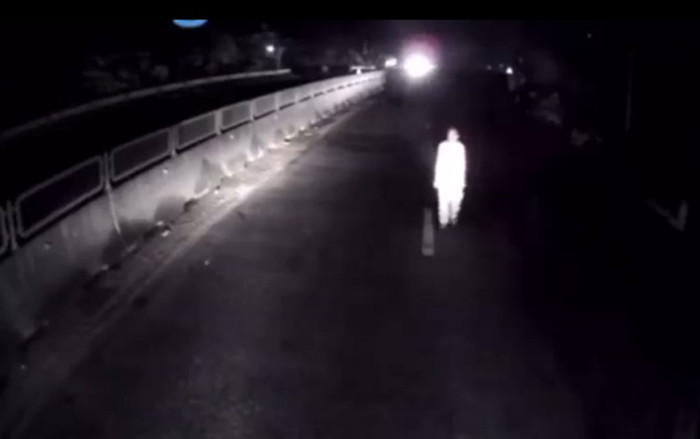 Bóng trắng lững thững tiến về đầu xe tải, tài xế thất kinh bấm còi liên tục cho đến khi nhìn rõ sự tình Ảnh 2