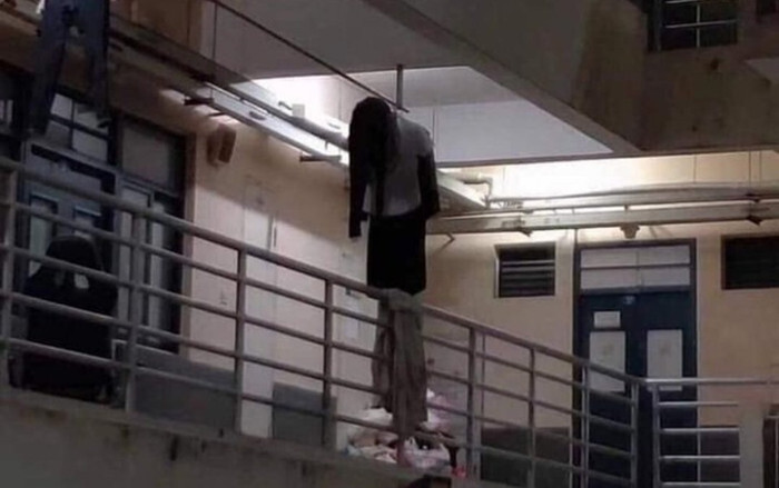 Tá hỏa khi thấy cảnh tượng ghê rợn trên ban công KTX, biết rõ sự tình ai nấy cũng té ngửa vì bất ngờ Ảnh 2