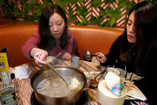 Tiểu Trương bị nôn ra máu sau khi ăn lẩu. Ảnh minh họa