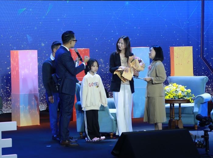 Bé Nguyễn Như Linh giao lưu giáo sư Zhenan Bao.