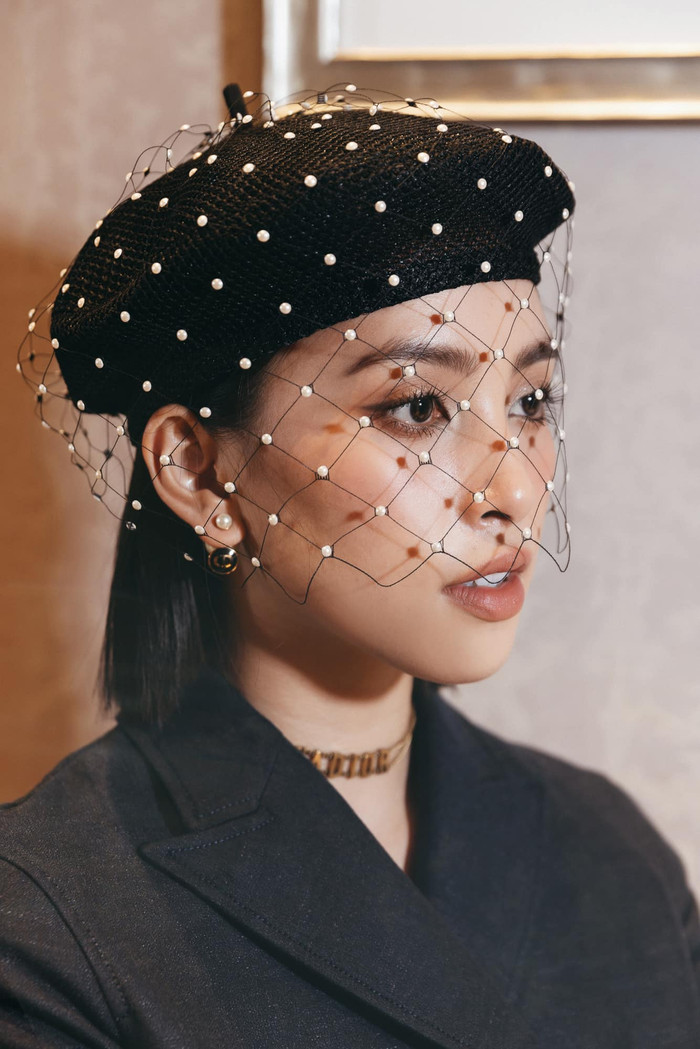 Cô nàng lựa chọn phong cách trang điểm tone nâu quyến rũ.