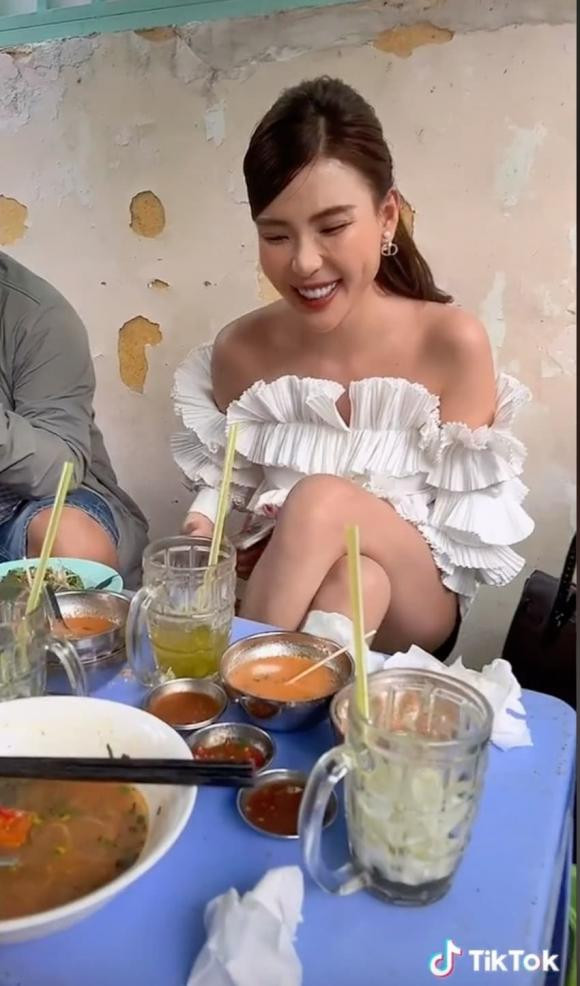 Bị bắt gặp khi đi ăn lề đường, Thúy Diễm khiến khán giả trầm trồ trước nhan sắc đời thường Ảnh 4