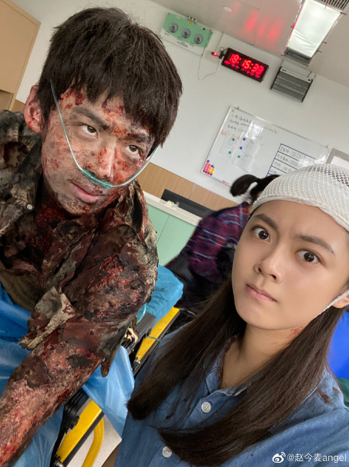 Netizen hoảng hốt trước ảnh Bạch Kính Đình bỏng nặng, cháy đen như 'khoai nướng' ở hậu trường 'Khởi đầu' Ảnh 4