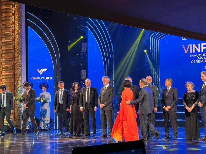 Khoảnh khắc tỷ phú Phạm Nhật Vượng thể hiện tình cảm với vợ ngay trên sân khấu VinFuture gây chú ý Ảnh 4