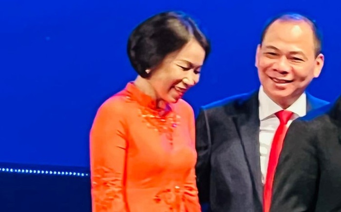 Khoảnh khắc tỷ phú Phạm Nhật Vượng thể hiện tình cảm với vợ ngay trên sân khấu VinFuture gây chú ý Ảnh 2