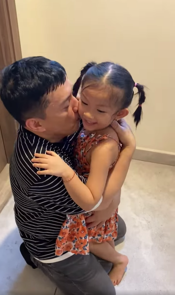 2 cha con ôm chặt lấy nhau đầy xúc động