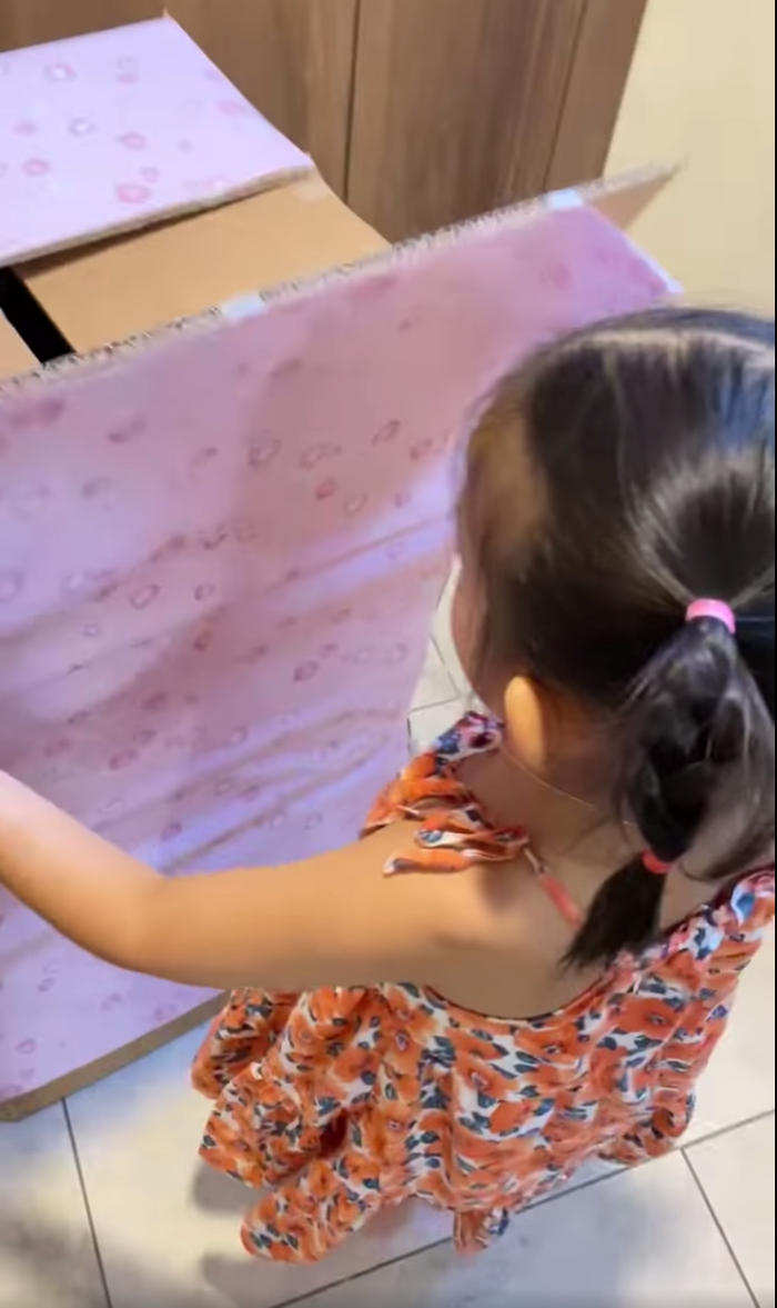 Lam Trường gói mình vào hộp quà lớn để tạo bất ngờ cho con gái.